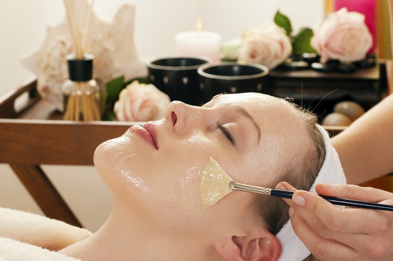 What services do the best hair and skin clinics provide-min